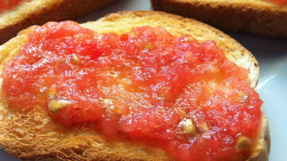 Desayunar tostadas con tomate engorda
