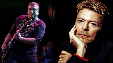 Steve Jones recuerda cómo Sex Pistols “desplumaron” a David Bowie: “No pareció molestarle mucho”