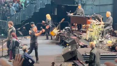 El accidente de Bruce Springsteen sobre el escenario: tira la guitarra y su técnico se lleva la peor parte