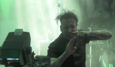 Marilyn Manson acepta pagar una multa por dispararle un moco a una operadora de cámara durante un concierto