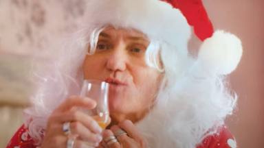 David Coverdale (Whitesnake) se convierte en un "inquietante" Papá Noel para felicitarnos la Navidad