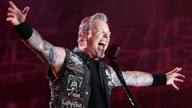 Así felicitaron los fans a James Hetfield por su cumpleaños en mitad de un concierto: "No me lo puedo creer"