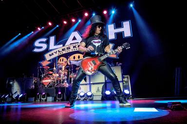 Slash recuerda cómo tocó, en la misma noche, para Brian May y Jimmy Page: Estaba de los nervios