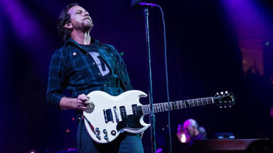 Un "comprensivo" Eddie Vedder (Pearl Jam) echa a una fan de un concierto: “No permitimos la violencia"