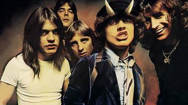 'Highway to Hell' (AC/DC) cumple 43 años y lo hemos celebrado analizándolo canción por canción