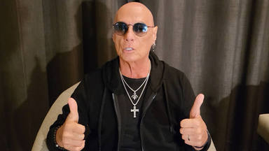 Joe Lynn Turner se sincera sobre su infierno con la alopecia precoz: “Mis cejas están tatuadas”