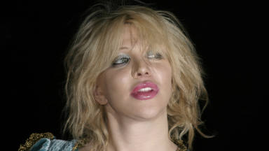 Courtney Love desvela su macabra anécdota con Johnny Depp: “Me reanimó después de una sobredosis”