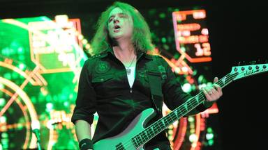 ¿Qué canción de Megadeth es la más difícil de tocar en el bajo? "Se te queda el brazo de Popeye"