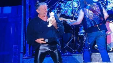 ¿Qué le han tirado a Bruce Dickinson (Iron Maiden) al escenario en pleno concierto? Esto es lo que significa