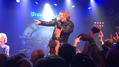 La increíble historia del fan que se coló en el primer show de reunión de Guns N' Roses usando sacos de arena