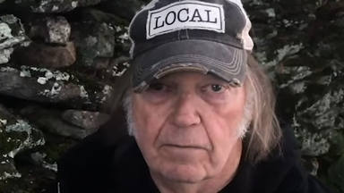 Neil Young se planta con una tajante petición: “Quitad toda mi música, es o él o yo”