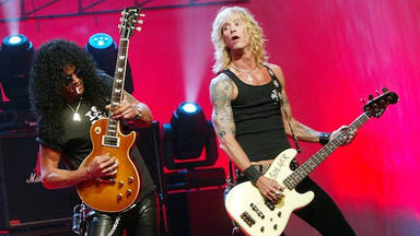Duff McKagan se sube -por sorpresa- al escenario con Slash y rompe su nueva norma sobre Guns N' Roses