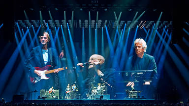 Genesis dan el último concierto de su historia y Peter Gabriel se presenta entre el público