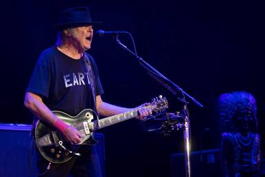 Neil Young recuerda la amistad con David Crosby tras su fallecimiento: "Fue el catalizador de muchas cosas"
