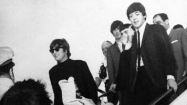 Cuando los Beatles casi no pudieron aterrizar por culpa de la 'Beatlemanía'
