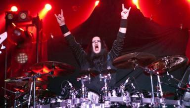 Así luce la tumba de Joey Jordison (Slipknot) un año después de su muerte